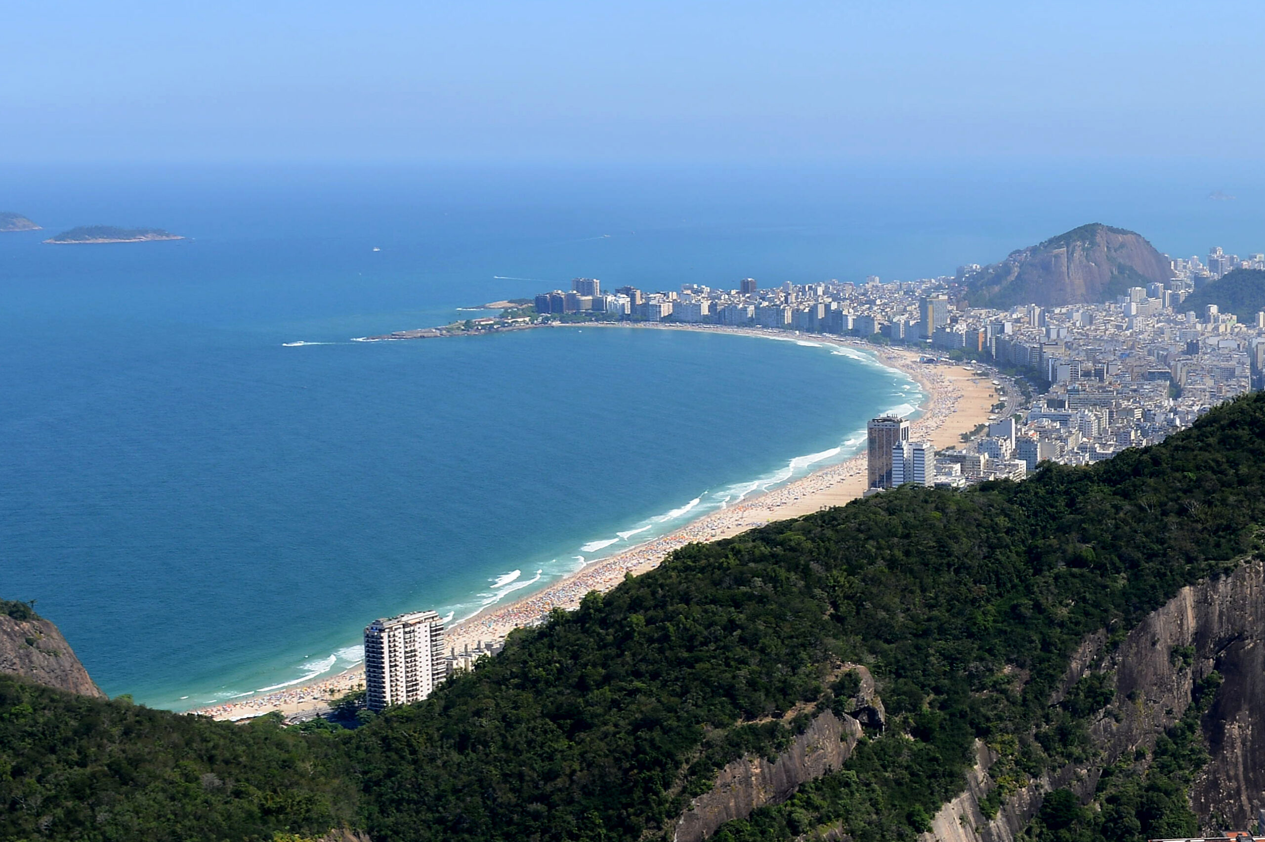 Detectores de metais, canhões de luz na areia e grades móveis vão reforçar segurança do Réveillon de Copacabana