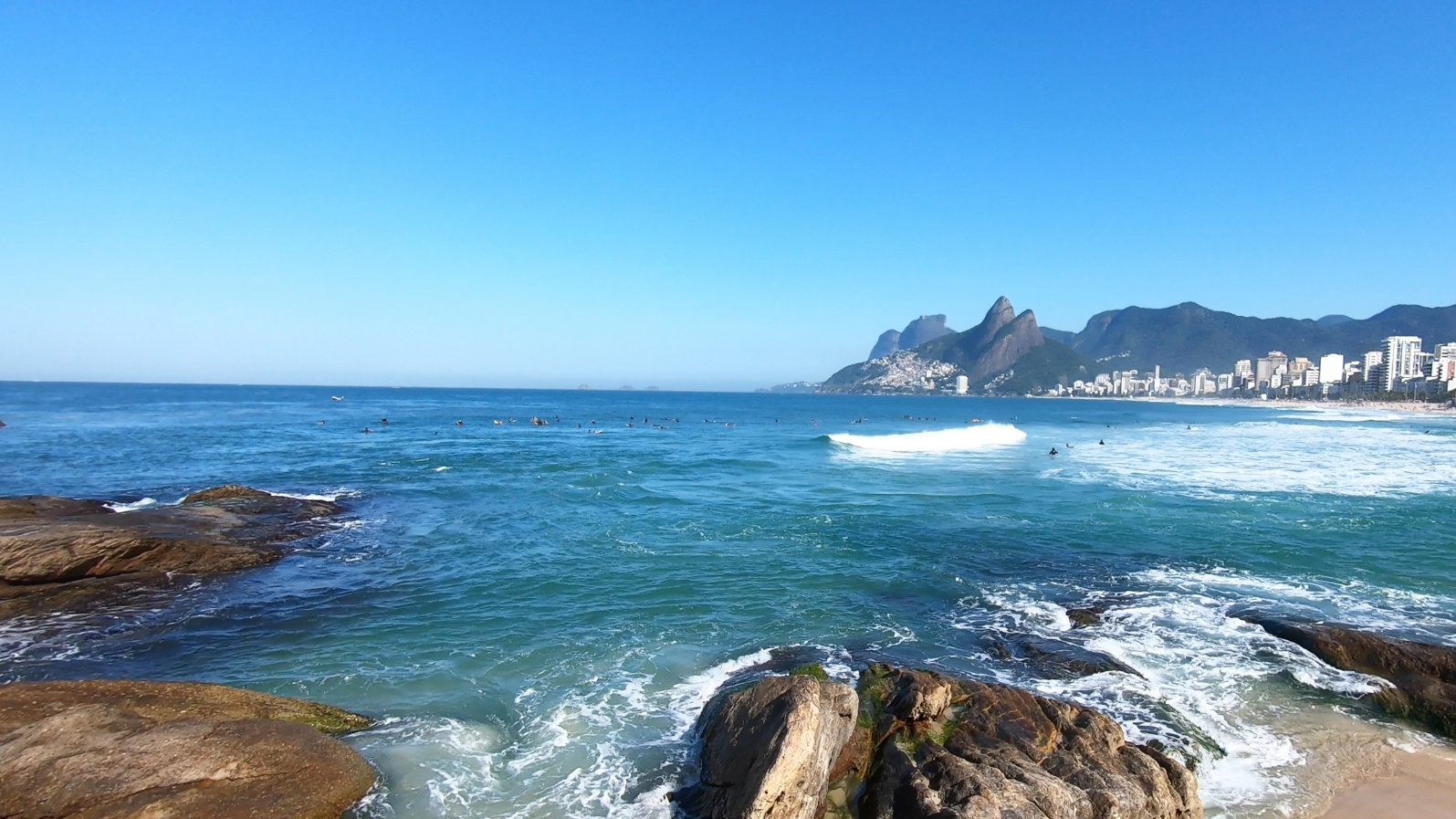 A cidade do Rio tem 16 praias próprias para banho nas zonas Sul e Oeste. Em Niterói, são 5