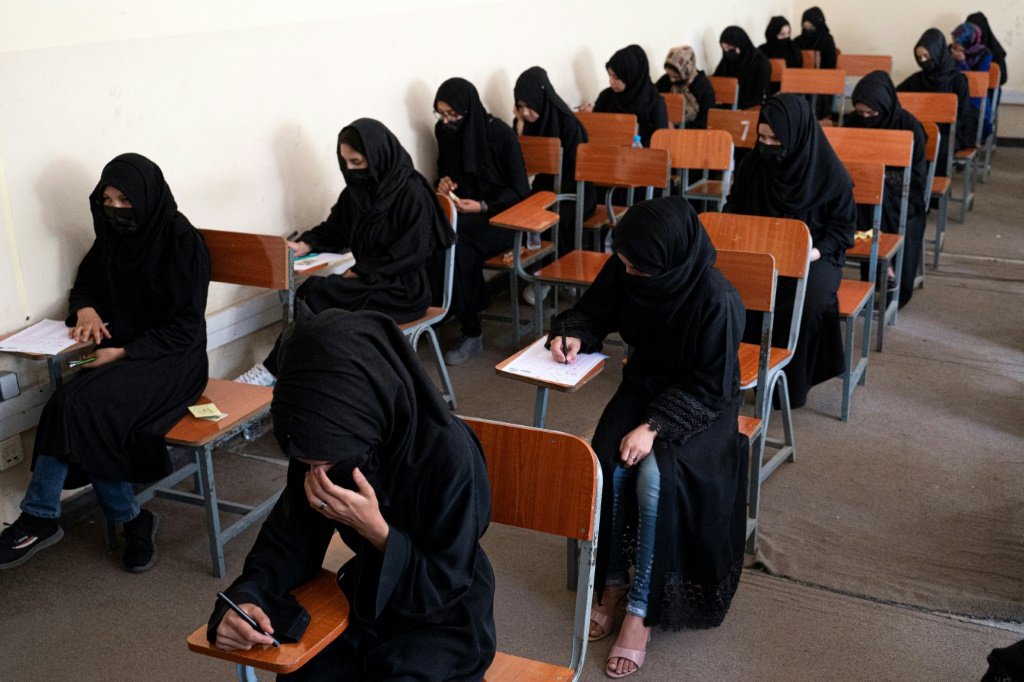 Talibã volta a discriminar mulheres, proibindo acesso às universidades
