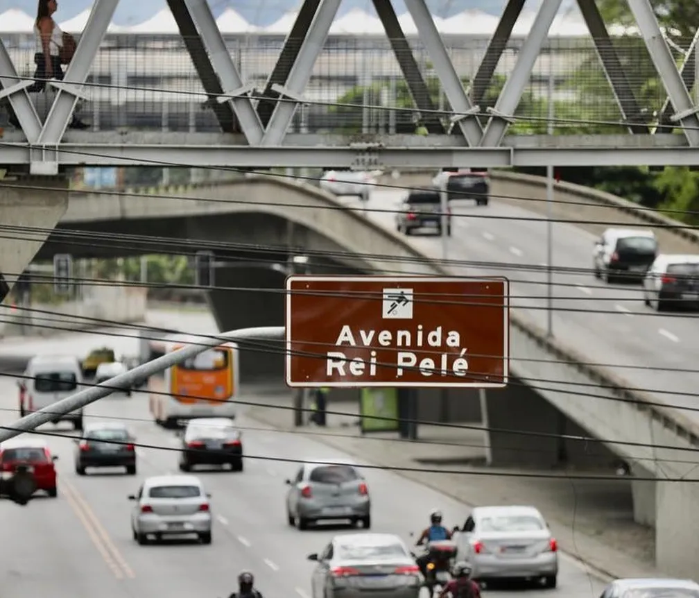 Trecho da Radial Oeste, próximo ao Maracanã, agora é Avenida Rei Pelé