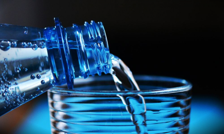 Segundo novo estudo, beber bastante água ajuda na longevidade