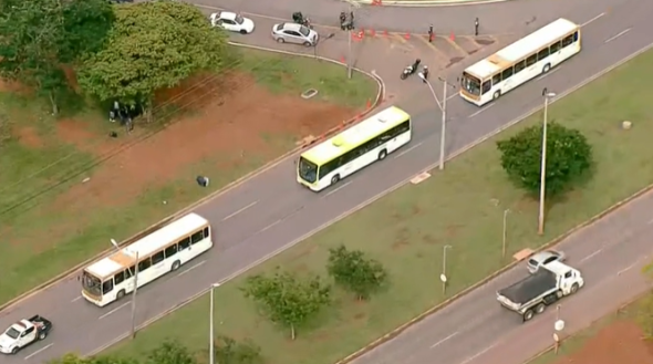Golpistas são retirados de acampamento em Brasília
