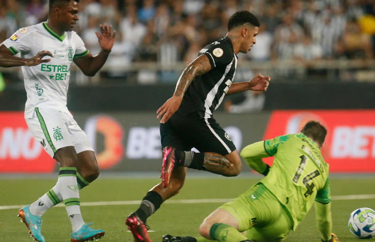 Botafogo vence América-MG por 2 x 0 e se isola na liderança