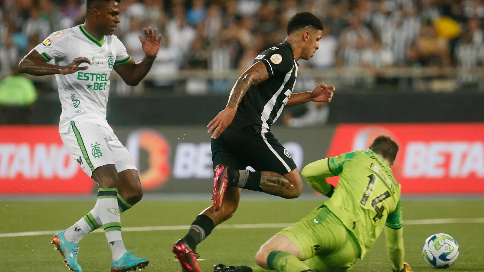 Botafogo vence América-MG por 2 x 0 e se isola na liderança