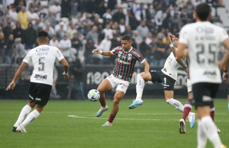 Com dois gols de Roger Guedes, Corinthians vence Fluminense e sai da zona de rebaixamento