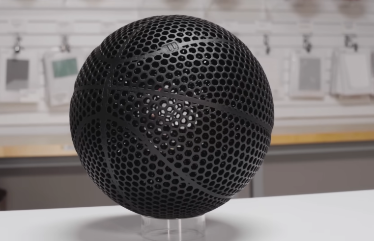 Nova bola de basquete feita em impressão 3D e que nunca esvazia pode ser o futuro do esporte