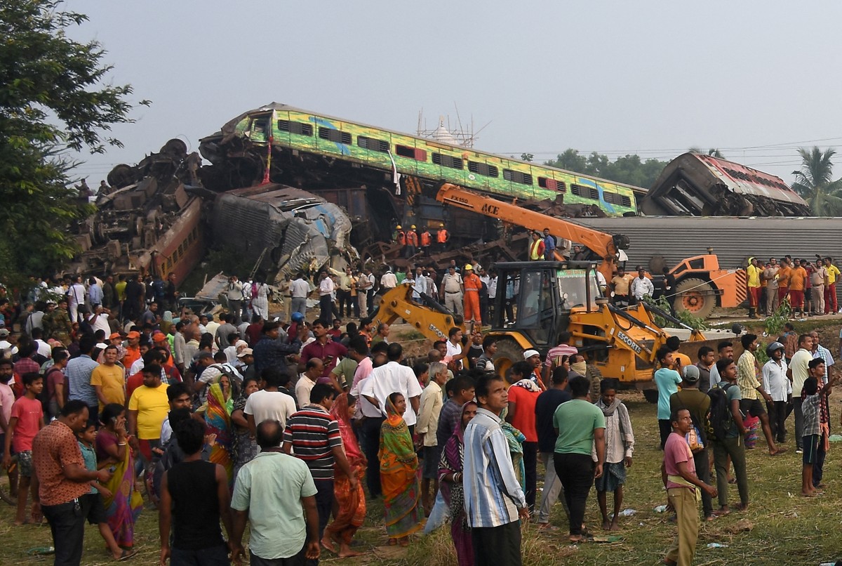 Colisão entre trens na Índia deixa centenas de mortos em pior acidente em 20 anos
