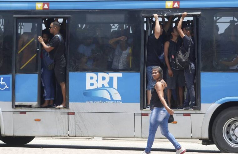 Homem de 22 anos morre ao cair do BRT na última quinta-feira (22)