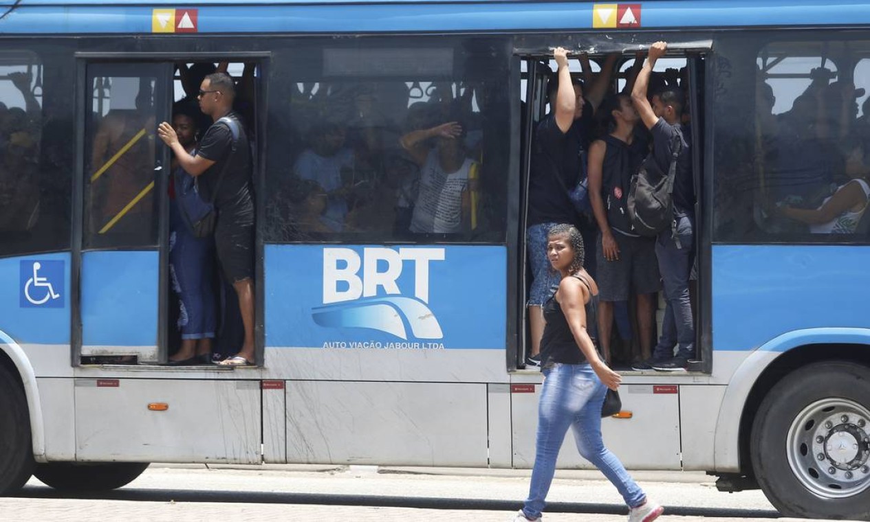 Homem de 22 anos morre ao cair do BRT na última quinta-feira (22)