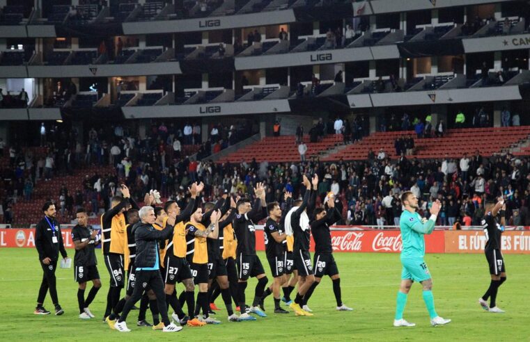 Botafogo é multado em R$38 mil por saudar a torcida antes de tirar a foto oficial em jogo contra a LDU