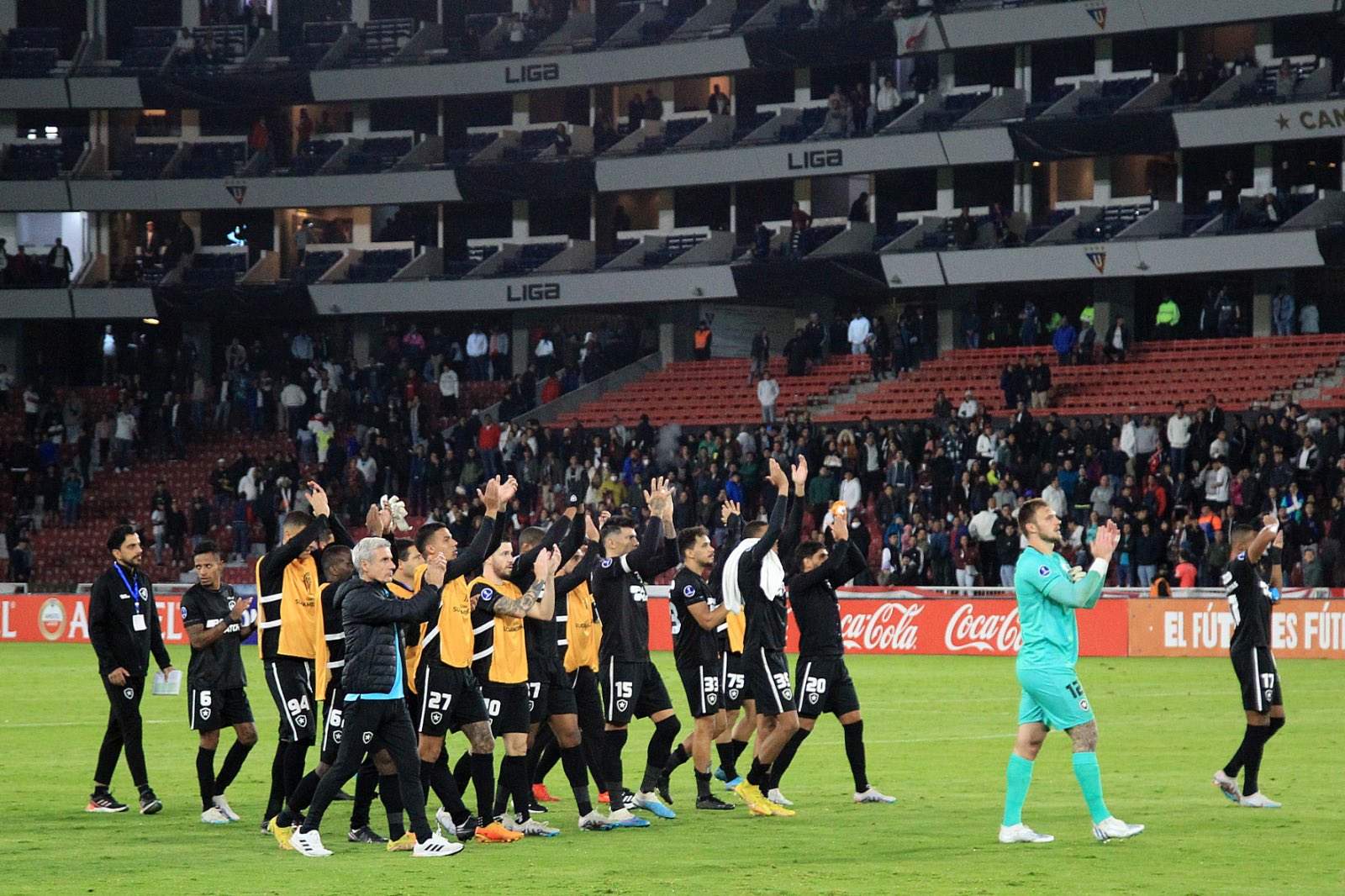 Botafogo é multado em R$38 mil por saudar a torcida antes de tirar a foto oficial em jogo contra a LDU