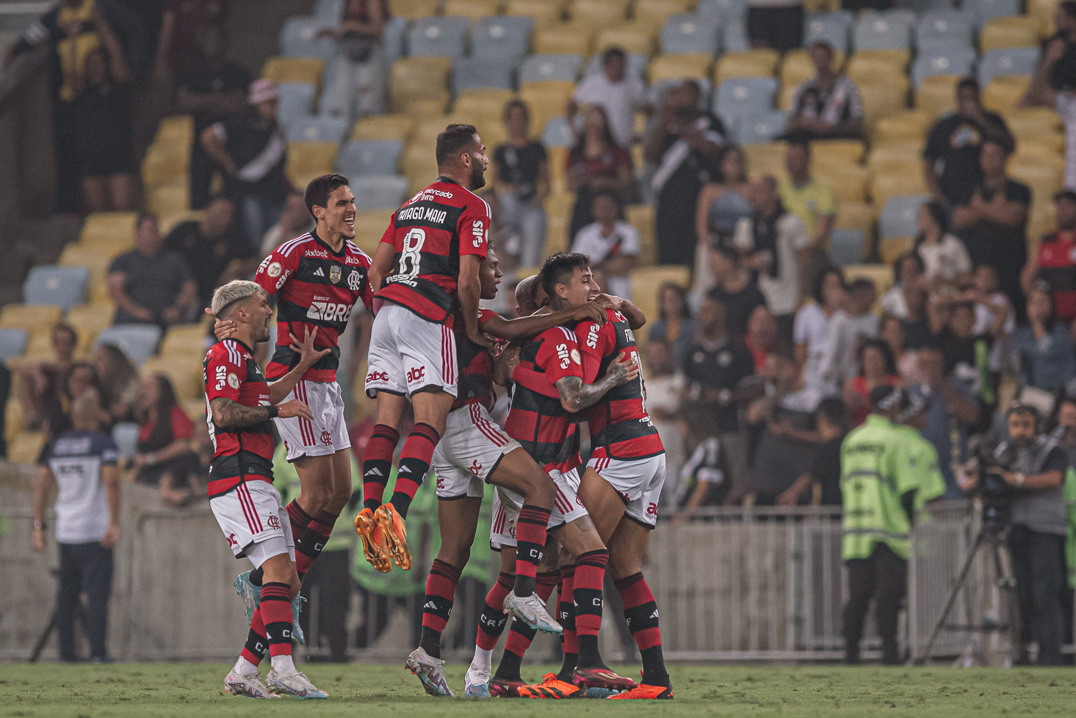 Flamengo busca substitutos para Cebolinha e Viña que estão machucados