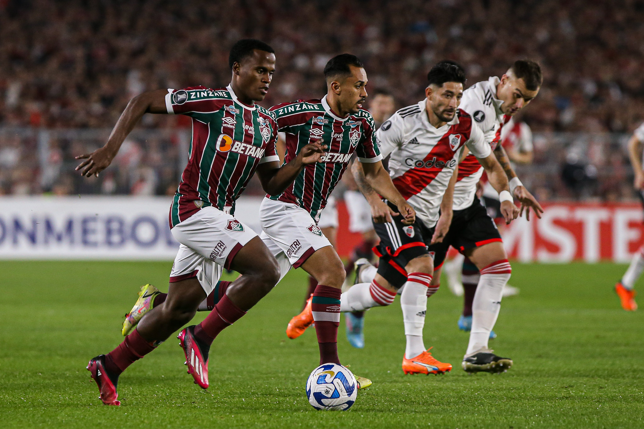 Fluminense perde por 2 a 0 para o River Plate, em Buenos Aires, mas mantém liderança em seu grupo da Libertadores