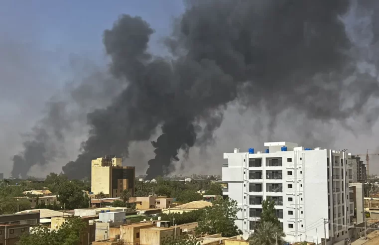 Capital do Sudão é bombardeada em conflito de facções militares 