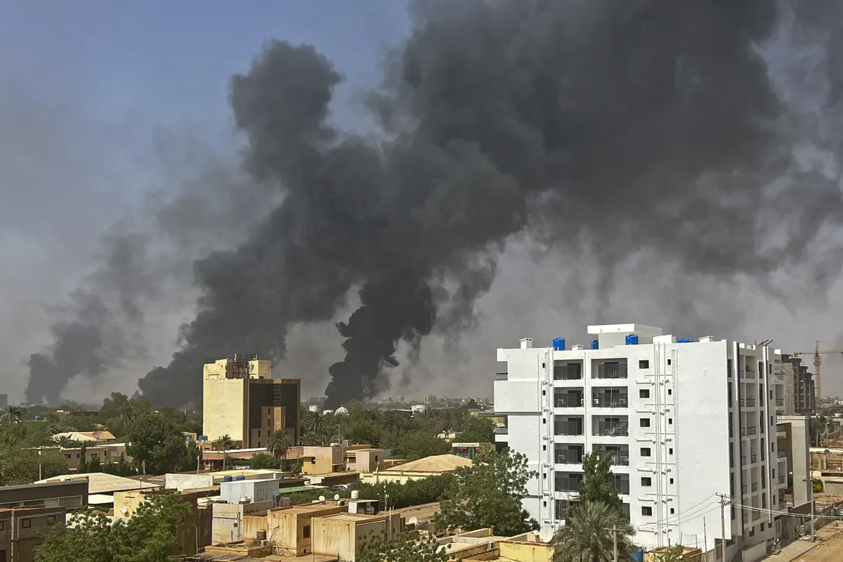 Capital do Sudão é bombardeada em conflito de facções militares 