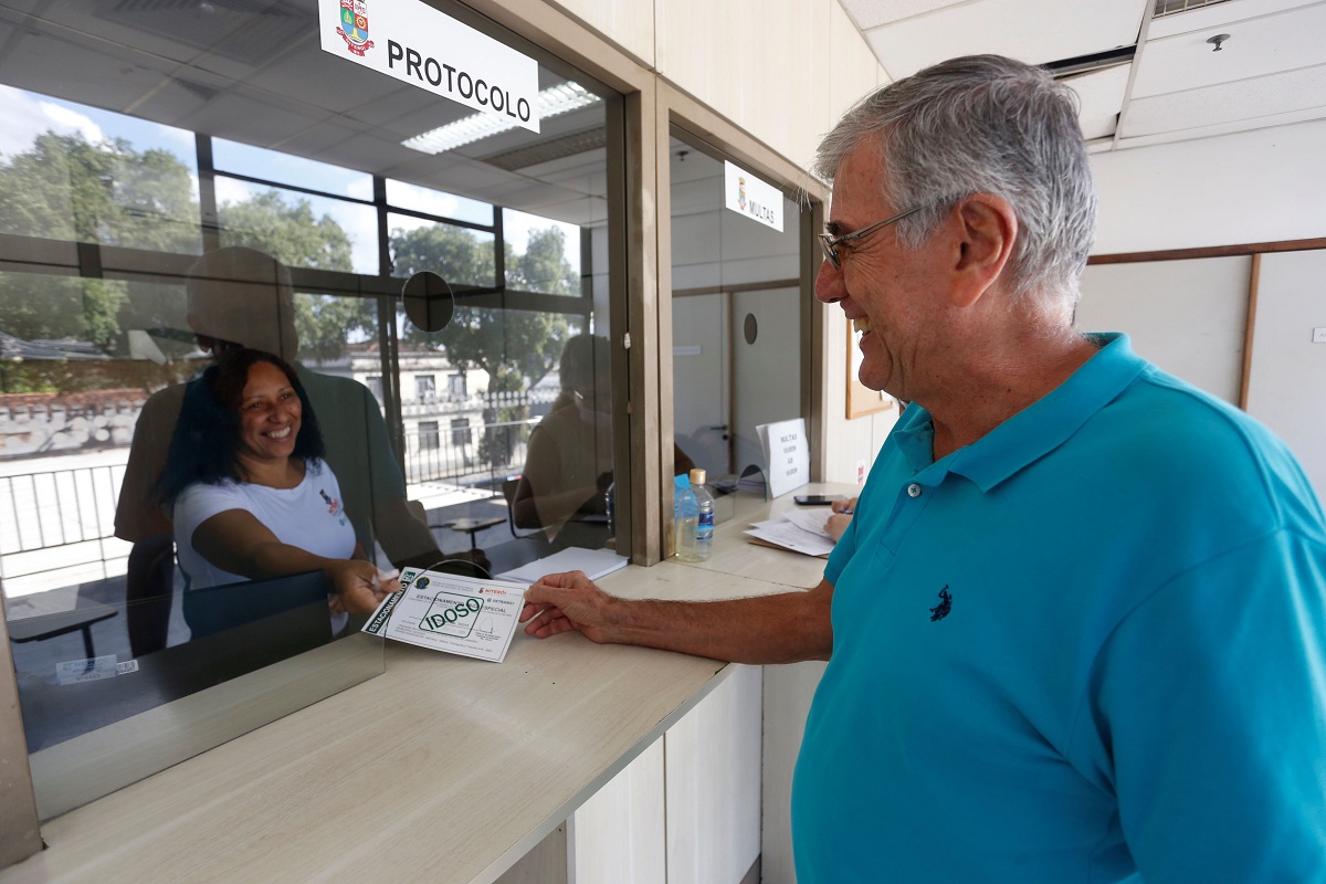 Prefeitura de Niterói divulga data para solicitação de cartão de estacionamento para idosos