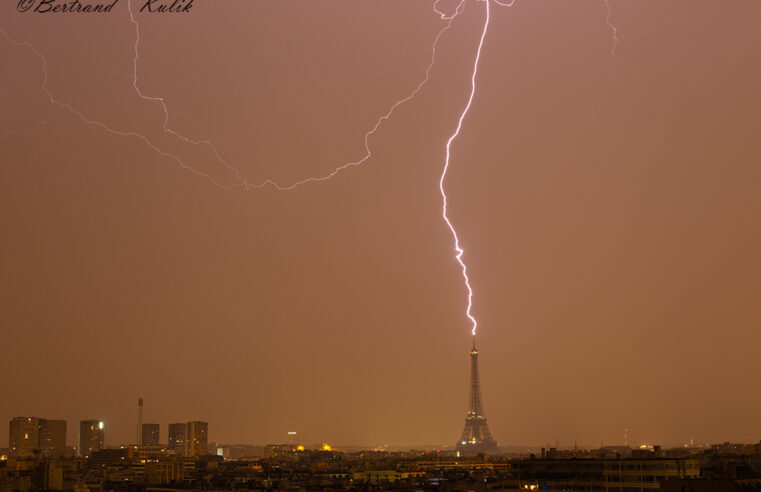 Torre Eiffel é atingida por raio durante tempestade em Paris