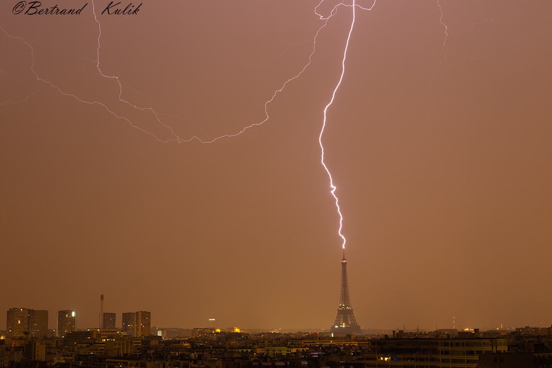 Torre Eiffel é atingida por raio durante tempestade em Paris