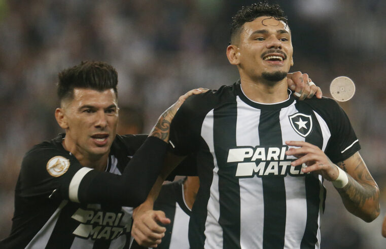 Com gols de Tiquinho Soares, Botafogo vence o Fortaleza por 2 a 0 no Nilton Santos