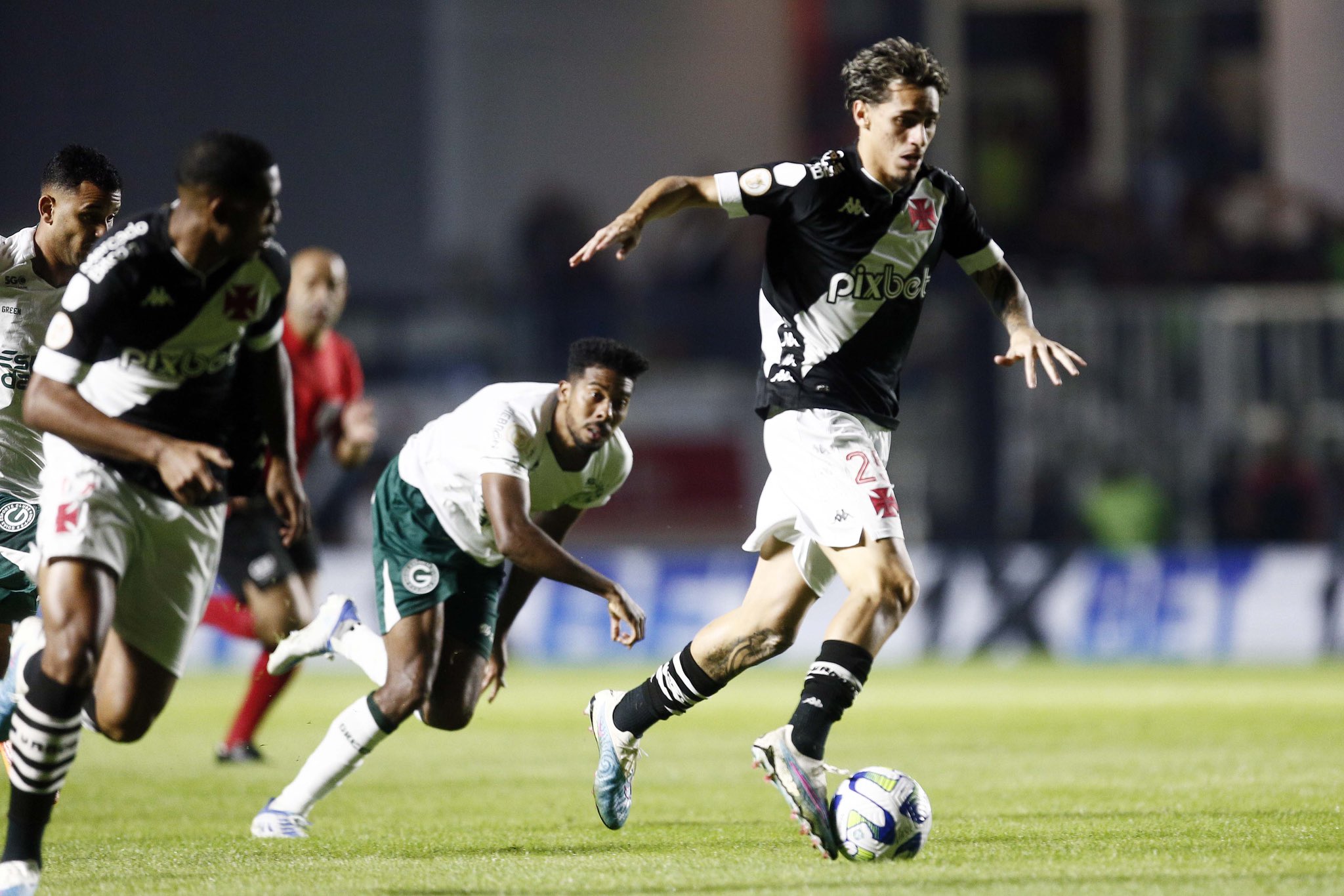 #Brasileirão: Com gol anulado, Vasco perde para o Goiás por 1 a 0 e aumenta a crise cruzmaltina