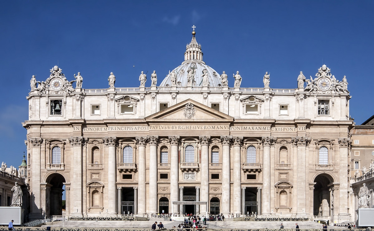 Homem fica nu em altar na Basílica de São Pedro, Vaticano 