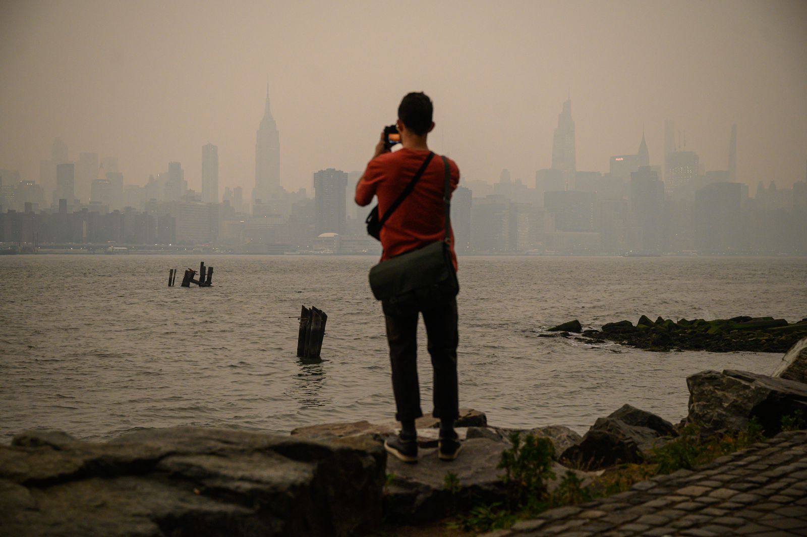 Fumaça de incêndios no Canadá cobre o céu dos Estados Unidos