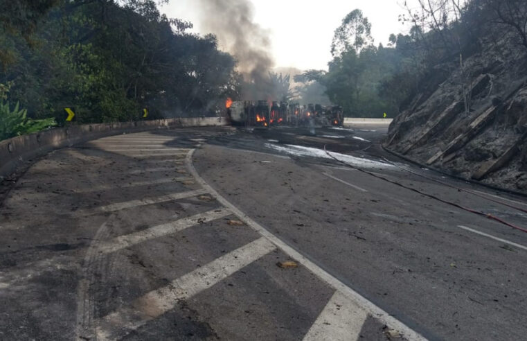 Acidente, na manhã desta quinta-feira (08), interdita serra Rio-Petrópolis