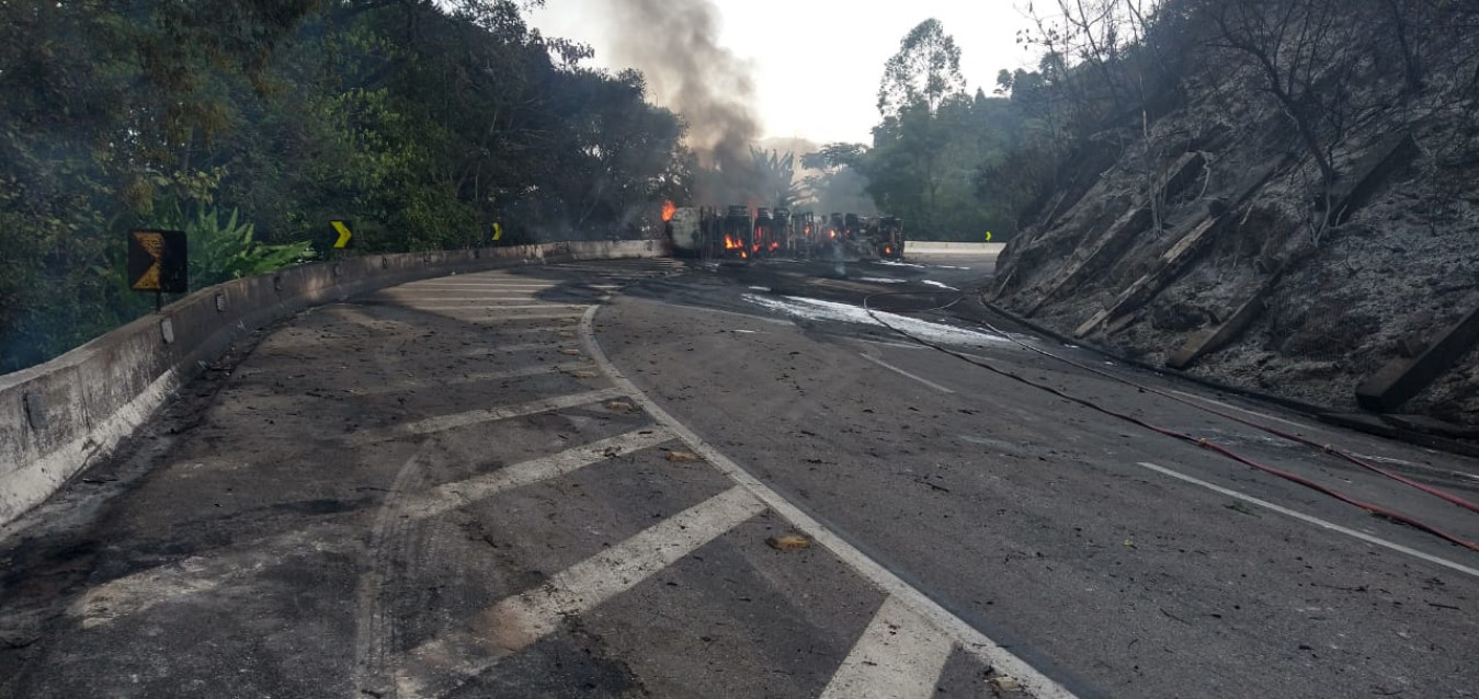 Acidente, na manhã desta quinta-feira (08), interdita serra Rio-Petrópolis