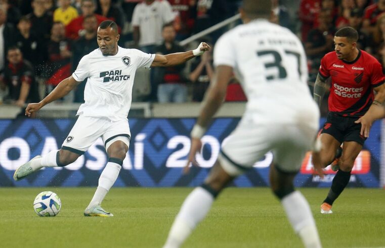 Botafogo perde para o Athletico-PR por 1 a 0, com gol de Alex Santana, e furacão entra no G4