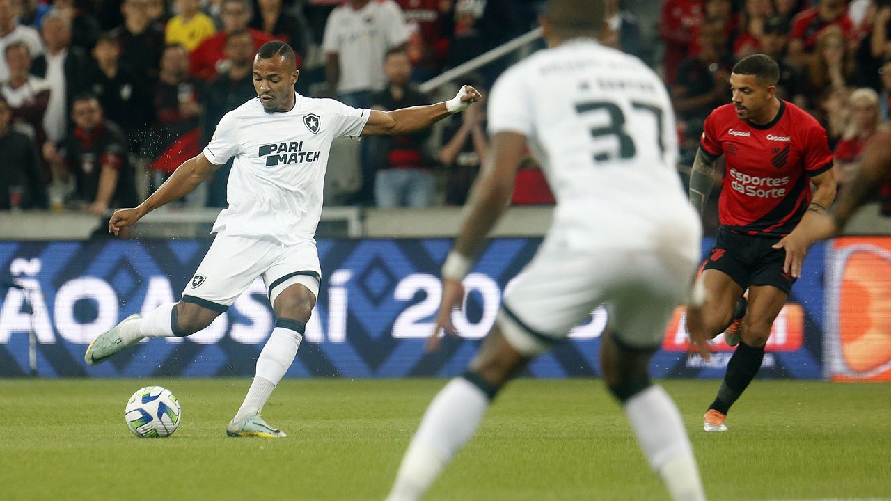 Botafogo perde para o Athletico-PR por 1 a 0, com gol de Alex Santana, e furacão entra no G4