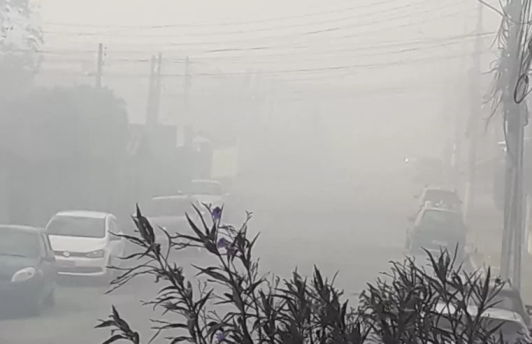 Teresópolis permanece com cortina de fumaça tóxica, após incêndio em lixão, o que impacta a mobilidade no município