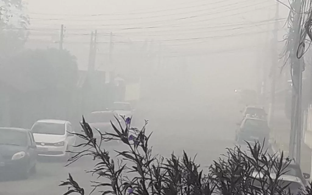 Teresópolis permanece com cortina de fumaça tóxica, após incêndio em lixão, o que impacta a mobilidade no município