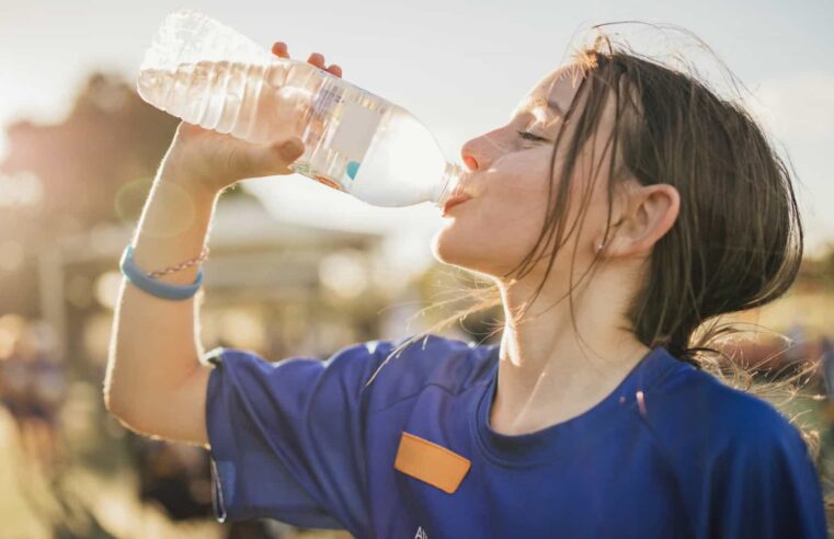 Garrafa de água reutilizável pode ter mais bactérias nocivas do que um assento de vaso sanitário