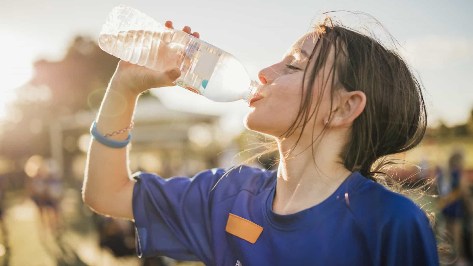 Garrafa de água reutilizável pode ter mais bactérias nocivas do que um assento de vaso sanitário