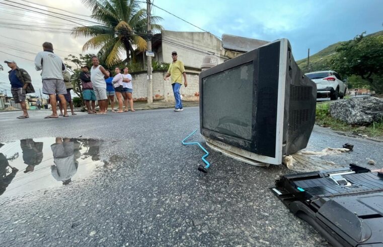 Tubulação estoura em Nova Iguaçu e inunda bairro Km 32