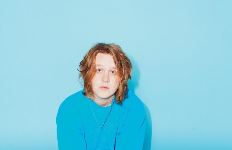 Lewis Capaldi anuncia pausa na carreira para tratar Síndrome de Tourette