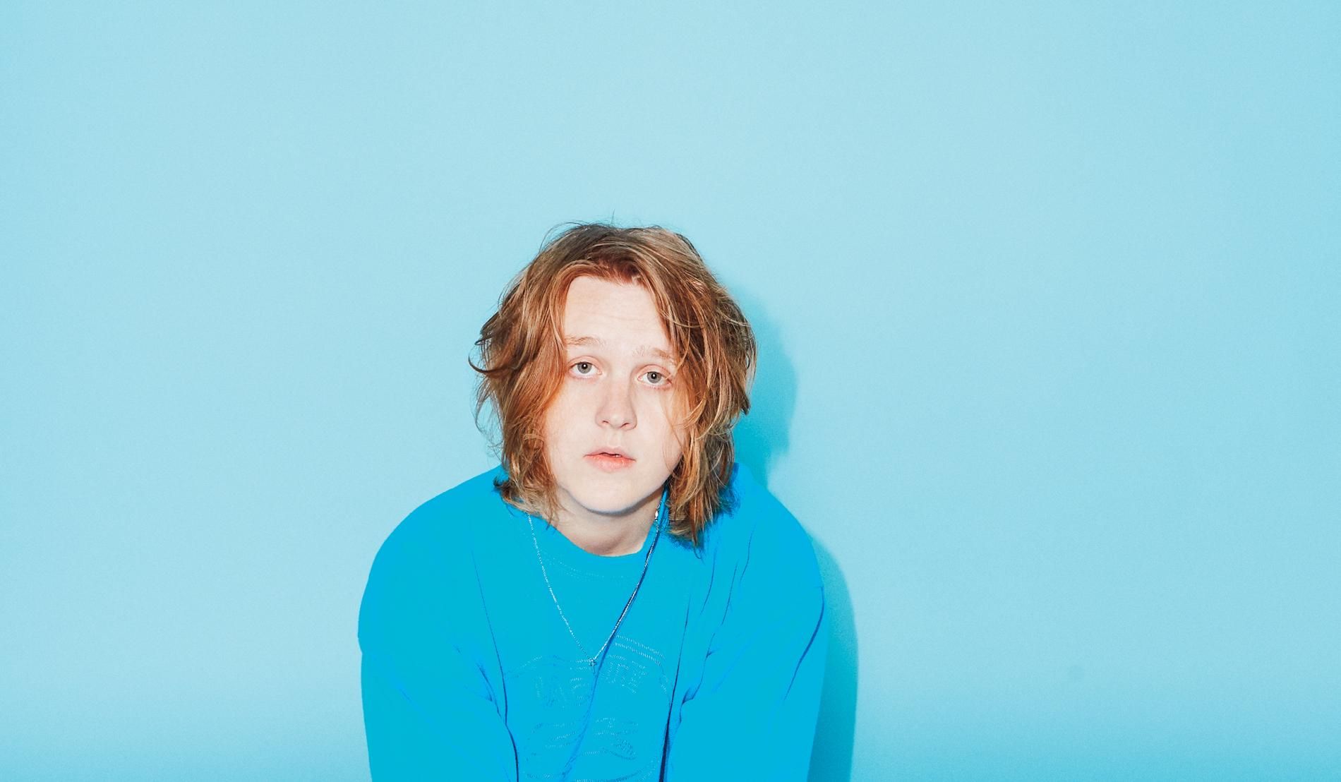 Lewis Capaldi anuncia pausa na carreira para tratar Síndrome de Tourette