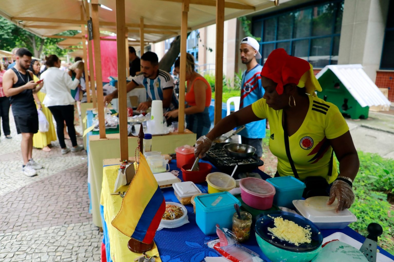 Pátio da Prefeitura recebe a Feira ‘Refúgio em Foco de Imigrantes Empreendedores Sociais’