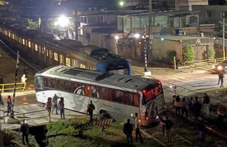 Acidente entre trem e ônibus deixa cinco feridos em Japeri