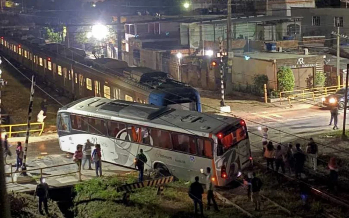 Acidente entre trem e ônibus deixa cinco feridos em Japeri