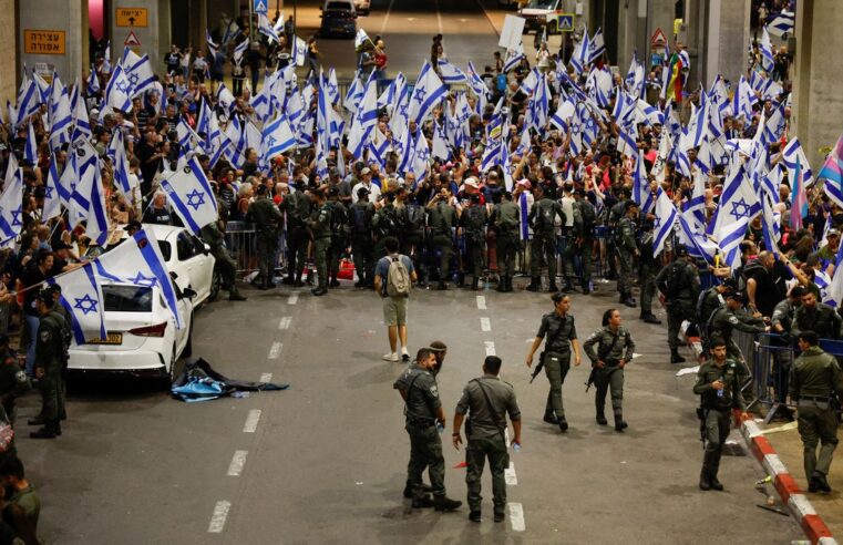 Manifestantes confrontam a polícia e atrasam voos contra reforma do judiciário em Israel