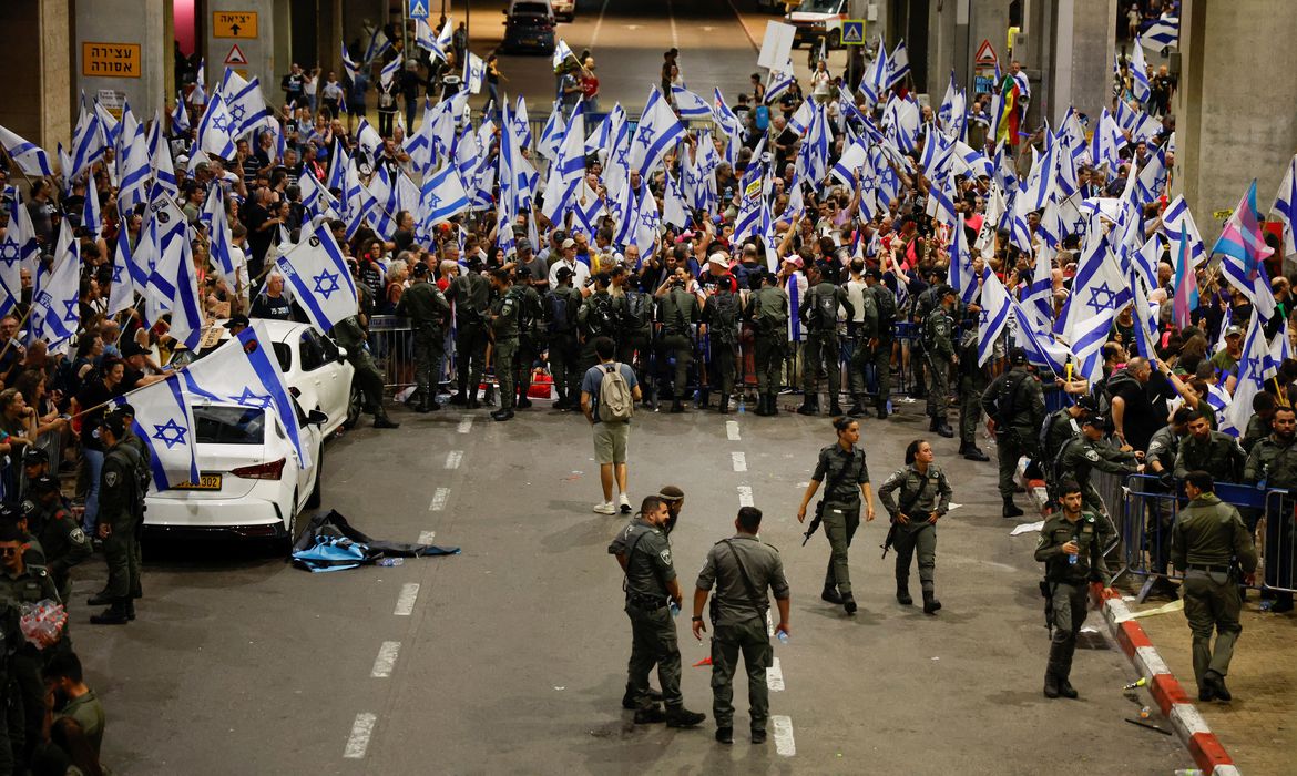 Manifestantes confrontam a polícia e atrasam voos contra reforma do judiciário em Israel