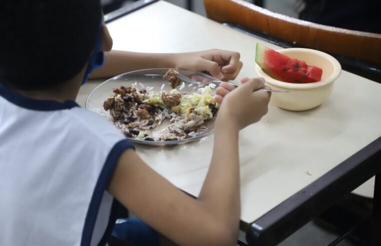 Lei que visa melhorar alimentação nas escolas do Rio é sancionada pelo prefeito Eduardo Paes