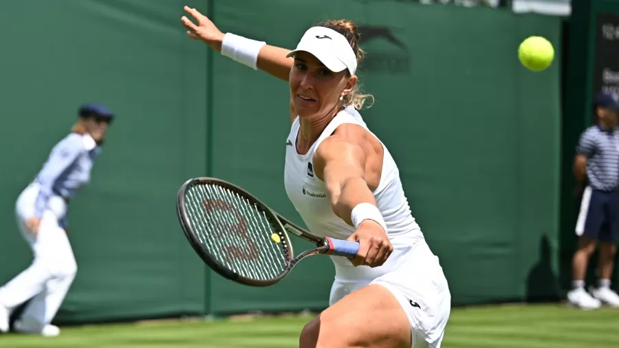 Após diversos atrasos por conta da chuva, Bia Haddad vence de virada primeiro confronto em Wimbledon