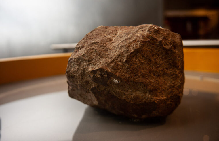 Mulher é atingida por meteorito enquanto tomava café na França