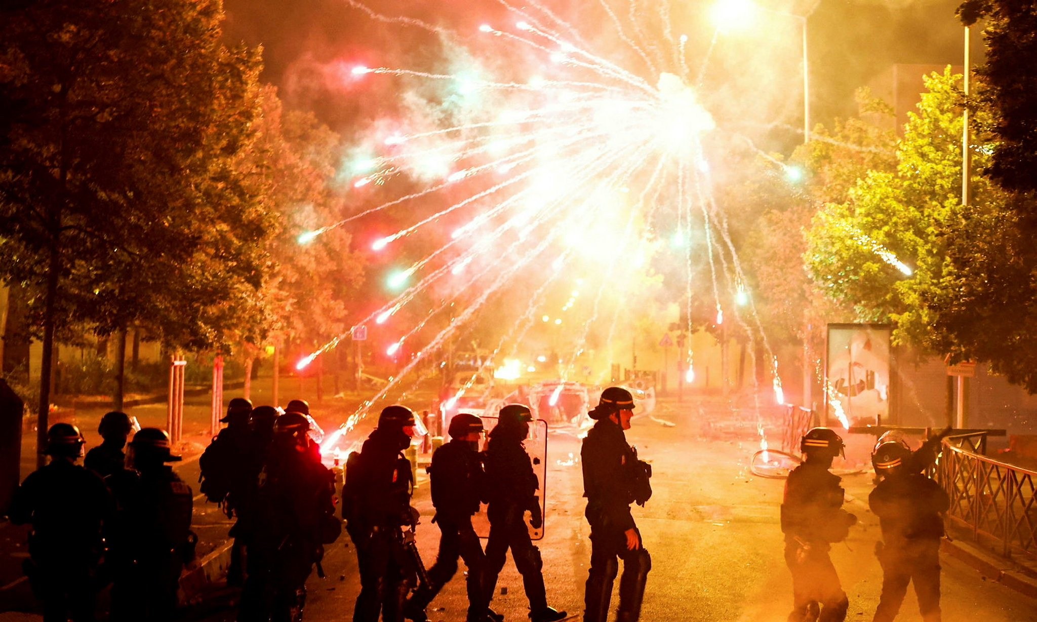 França proíbe venda de fogos de artifícios para o feriado 14 de julho, quando é comemorado a Queda da Bastilha. Autoridades temem uso em protestos