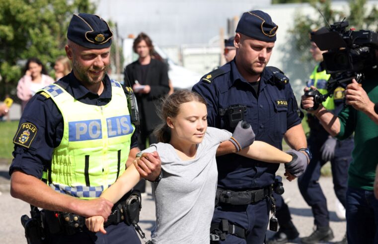 Ativista Greta Thunberg é condenada por desobedecer policiais em manifestação 