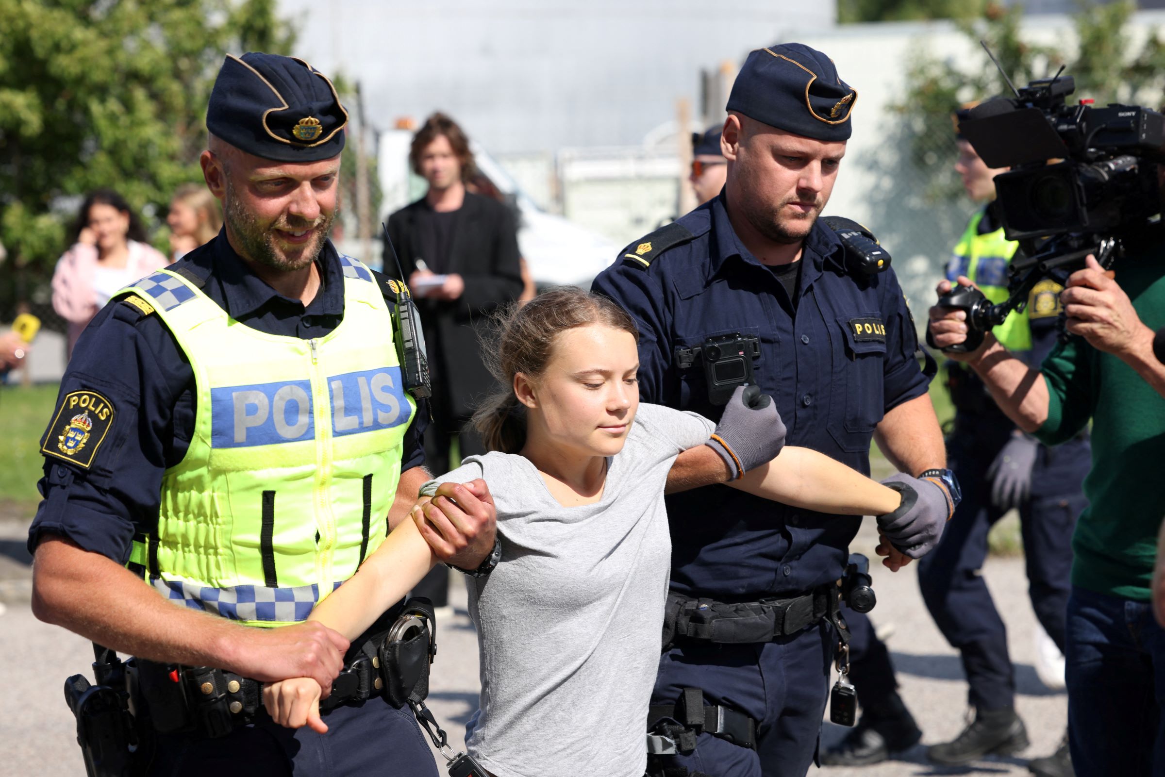 Ativista Greta Thunberg é condenada por desobedecer policiais em manifestação 