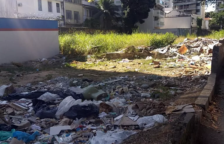 Ruas na Tijuca acumulam lixo e causam problemas para moradores