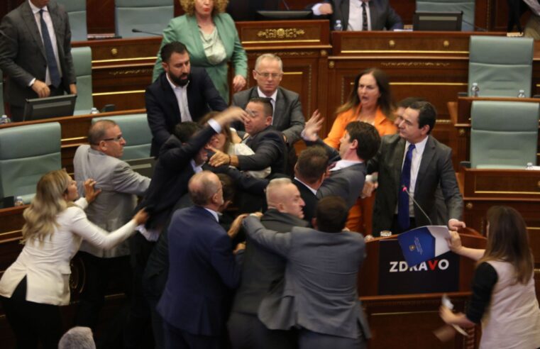 Deputados de Kosovo brigam durante sessão após um deles jogar água no Primeiro-Ministro